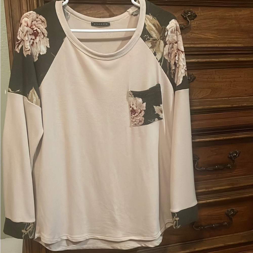 Long sleeve. Beautiful detail